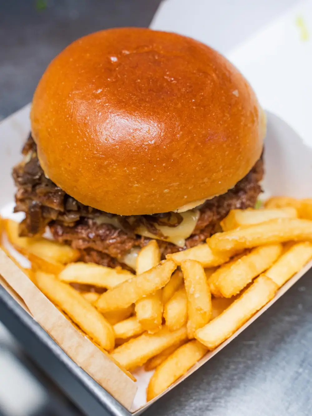Hamburguesa de Paká Payá servida con patatas