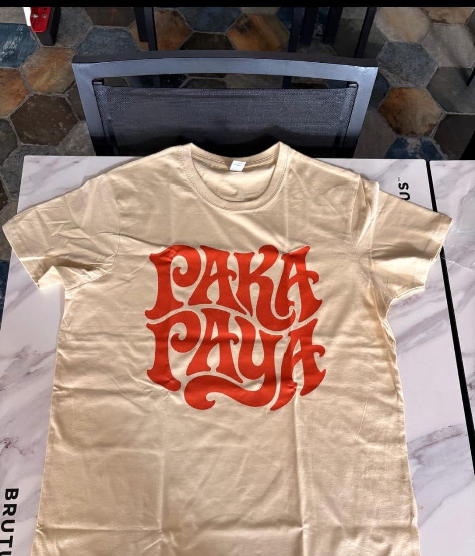 Camiseta PakáPayá beige con el logo delante