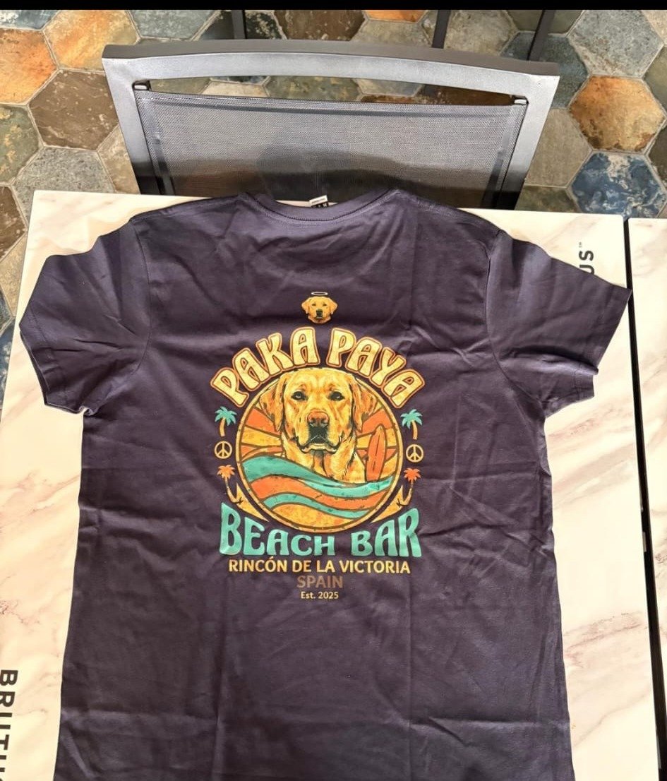 Camiseta PakáPayá negra con el logo delante