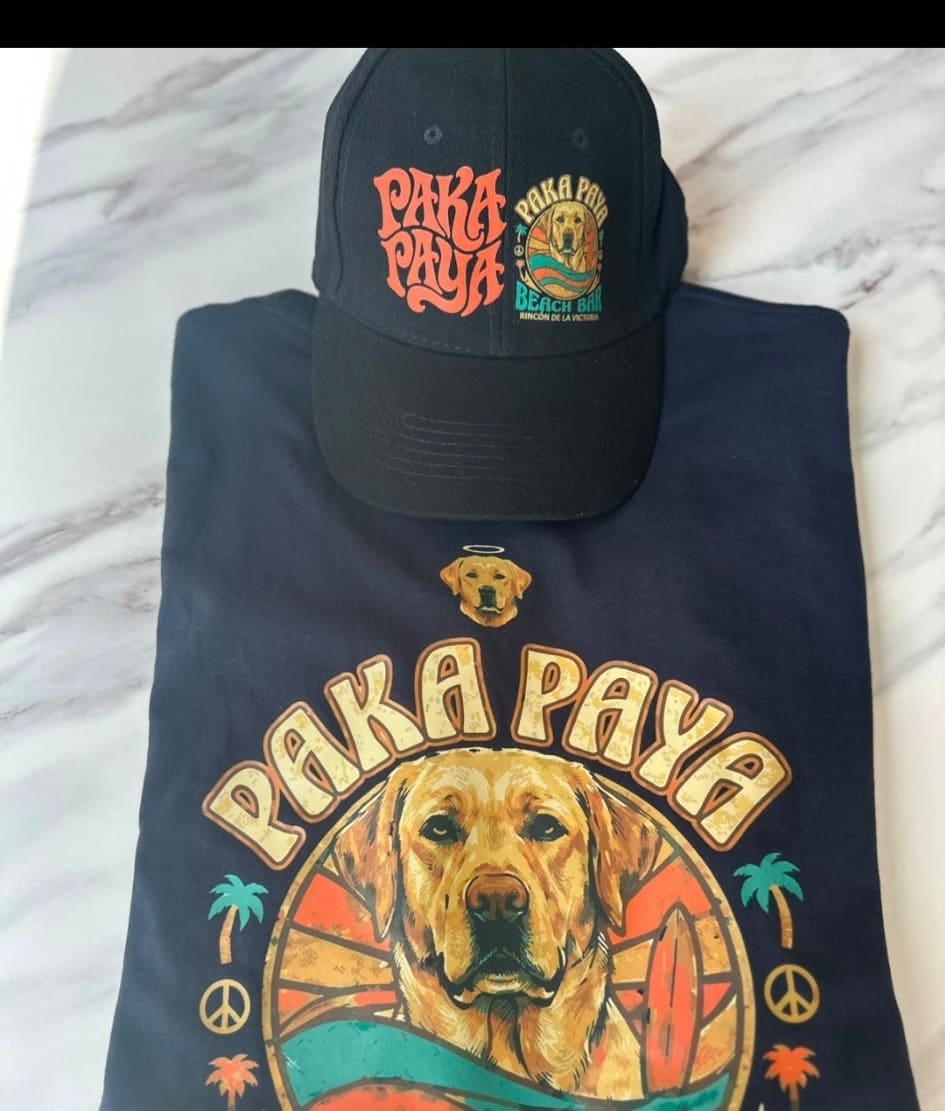 Camiseta azul marino y gorra negra PakáPayá Beach Bar dobladas