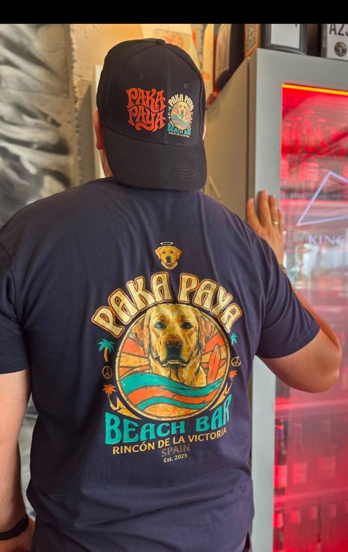 Cliente con gorra y camiseta PakáPayá Beach Bar puestas en la barra